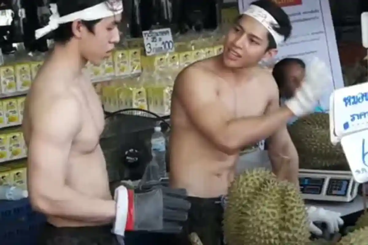 Bikin Histeris, 3 Pria Ini Jualan Durian Tak Pakai Baju Bukan Mau Pamer Sixpack, Tapi Gara-gara Ini