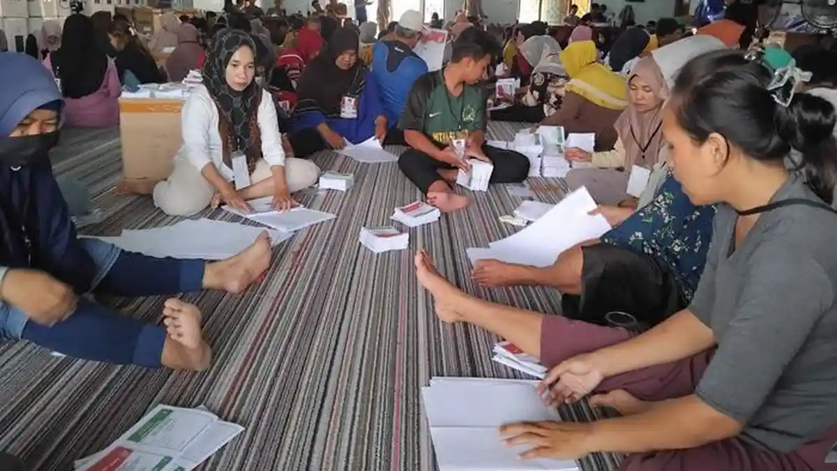 KPU Belitung Timur Rampungkan Sortir dan Lipat Kertas Surat Suara Pemilu 2024, 366 Rusak