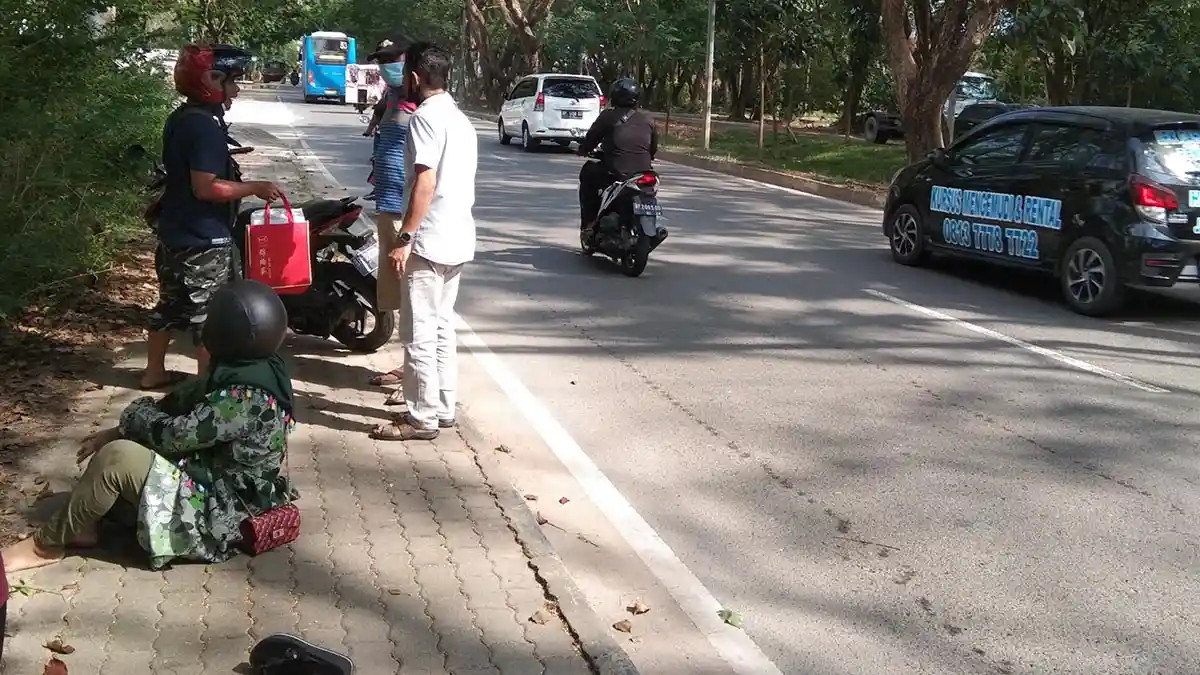 KECELAKAAN DI BATAM - Tabrak Batu di Tengah Jalan, Pasutri Jatuh dan Terseret 15 Meter  