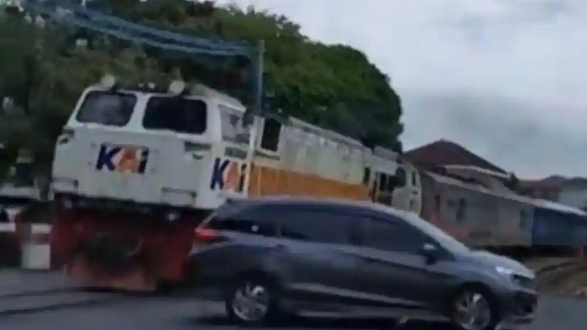 Viral Mobil Terobos Palang Kereta di Jalan Layur Semarang, KAI Minta Pengemudi Ditindak