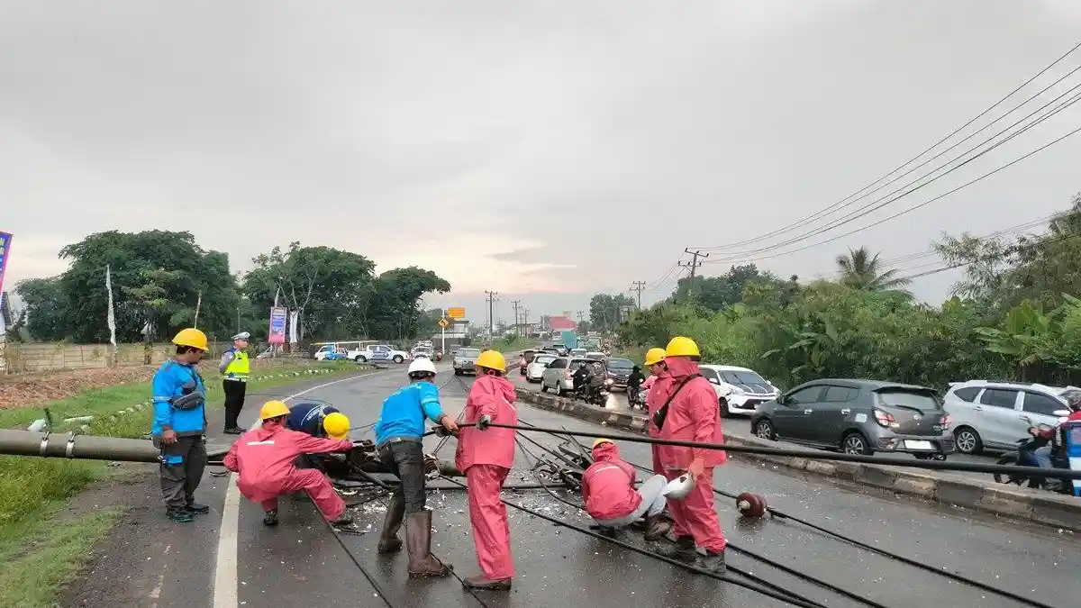 Dihantam Mobil, 3 Tiang Listrik di Jalinsum Palembang-Indralaya Patah dan Roboh