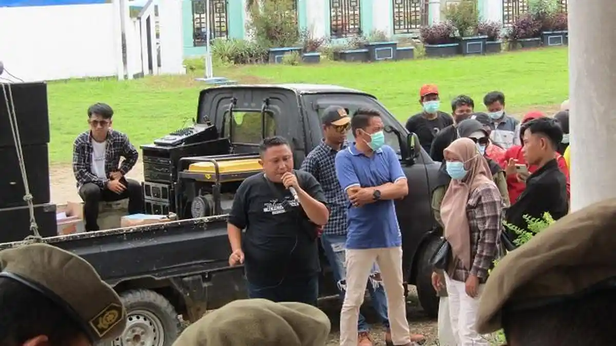 Puluhan Warga Desa Besu Morosi Unjukrasa di DPRD Konawe, Desak Perhitungan Suara Ulang