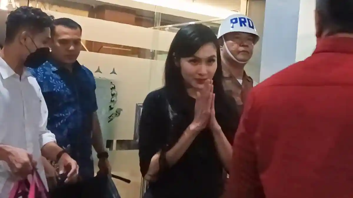 Wajah Sandra Dewi Tampak Lesu Usai Diperiksa 10 Jam, Kuasa Hukum: Dia Capek