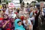 Demo Emak-emak Pendukung Capres 02 di Gedung KPU