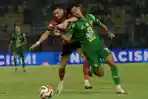 Pemain-Persebaya-Surabaya-Malik-Risaldi-berebut-bola-dengan-pemain-Madura-United.jpg