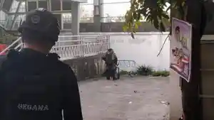 tas-mencurigakan-di-LRT.jpg
