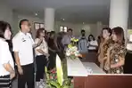 walikota-tomohon-jimmy-f-eman-se-ak-bersama-wawali-syerly-adelyn-sompotan_20170807_221145.jpg