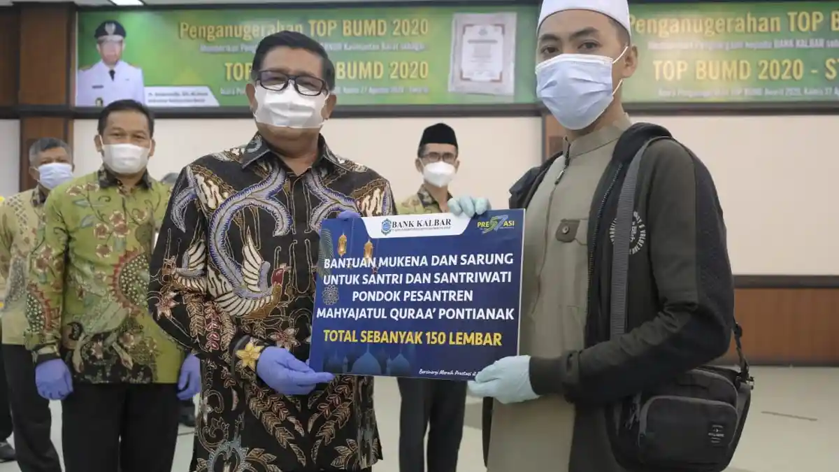 Kemeriahan Prestasi Perayaan HUT ke-57 Bank Kalbar - dirut-bank-kalbar-simbolis-menyerahkan-bantuan-mukena-dan-sarung-untuk-santri-dan-santriwati.jpg