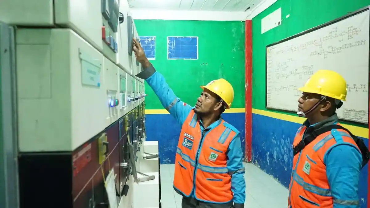 H-1 Idul Adha 1445 H, Manager UP3 Sofifi Tinjau Langsung Posko Siaga Kelistrikan - Tim-Distribusi-ULP-Sofifi-agar-kehandalan-kelistrikan-tetap-terpantau.jpg