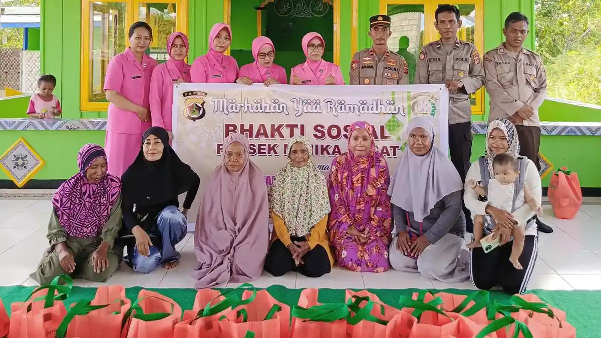 Keluarga Besar Polsek Mimika Barat Berbagi Kasih di Masjid Al-Anwar SP 4