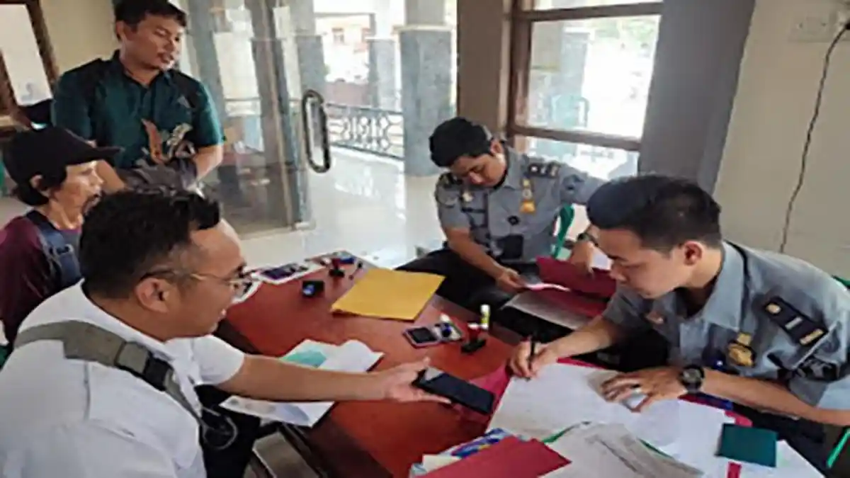 Petugas Imigrasi Putussibau Berikan Layanan Paspor ke Warga Perbatasan