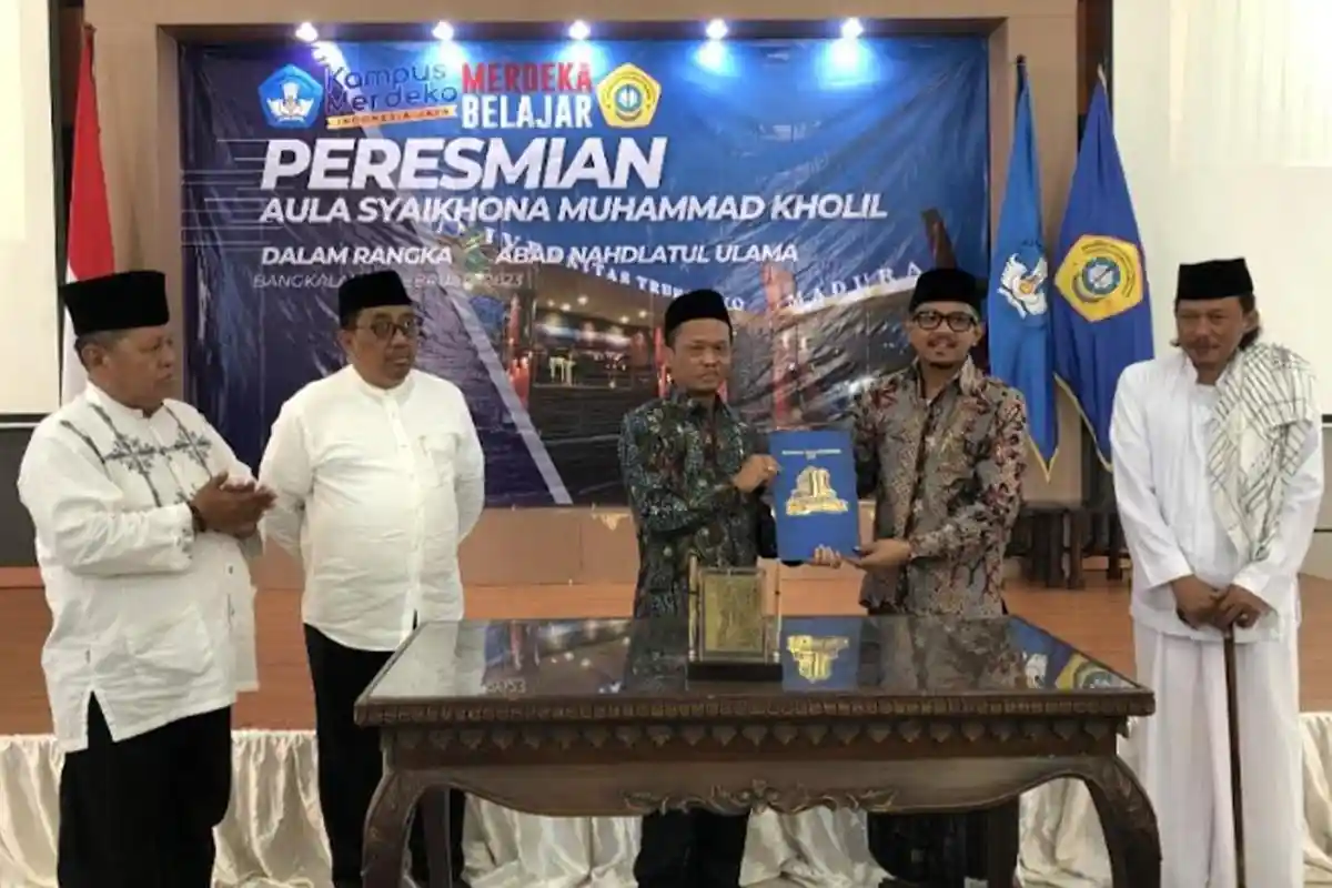 UTM Apresiasi Gelar Pahlawan Untuk Mbah Kholil dan Gus Dur, Menjadi Nama Mushala dan Aula Kampus