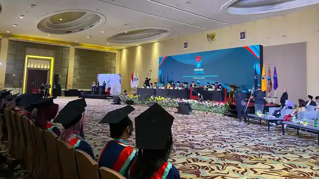 349 Mahasiswa dari Tujuh Program Studi Jalani Wisuda ke-18 UNIBI