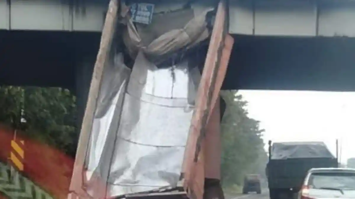Kronologi Bak Truk Tronton Tersangkut Jembatan sampai Terlepas di Tol Waru-Perak