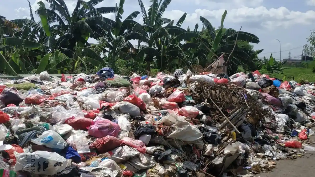 Sampah Menggunung di Jalan Alternatif Menuju MM 2100 Bekasi