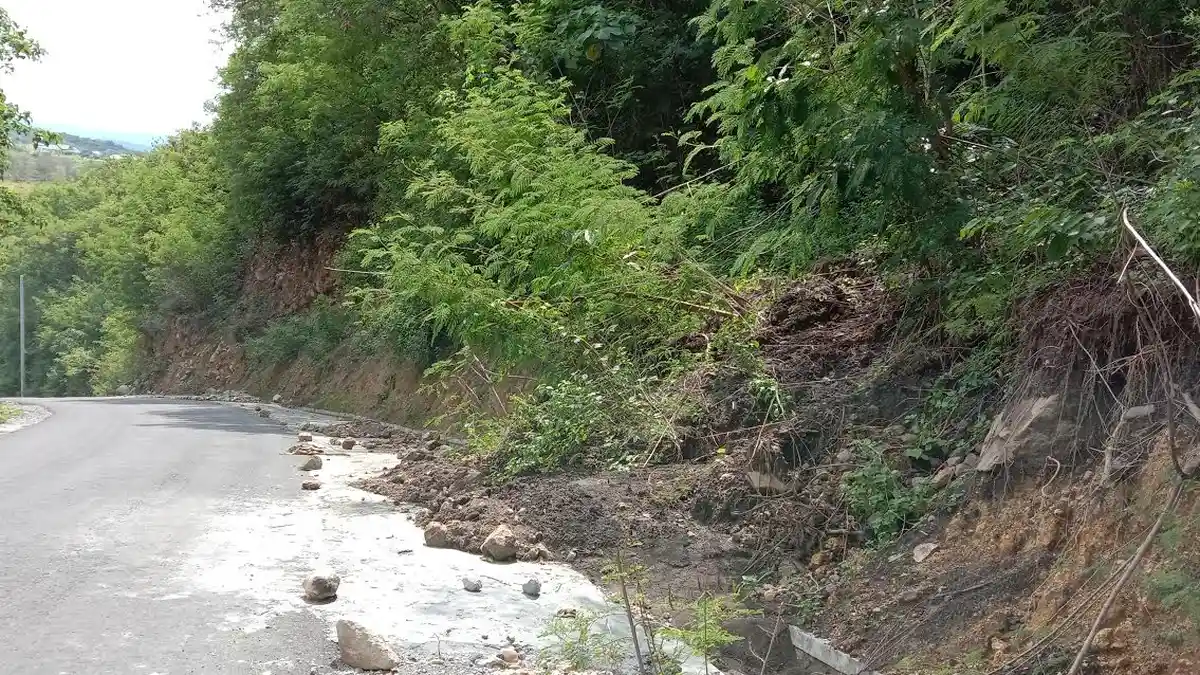 Material Longsor Tutup Saluran Drainase di Jalan Jengok-Lehong