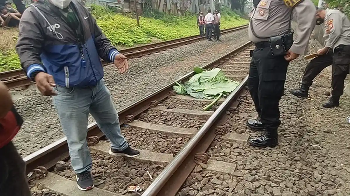 Diduga Rem Blong, Pengendara Motor Tewas Tertabrak Kereta Api di Perlintasan Jalan Ciputat Raya