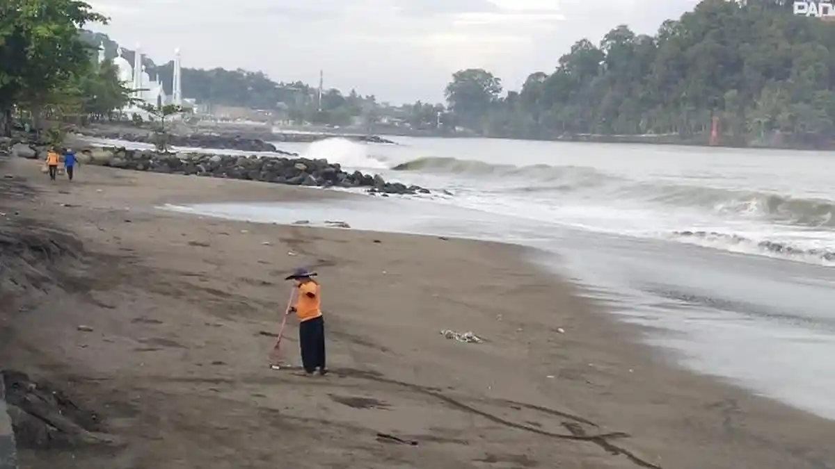 POPULER PADANG: Kawasan Pantai Muaro Lasak Bebas dari Lapak Pedagang, Urgensi Wawako Padang