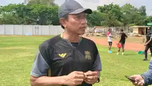 Pelatih-Deltras-FC-Widodo-Cahyono-Putro-setelah-latihan-tim-persiapan-menjamu-PSIS-Semarang-2025.jpg