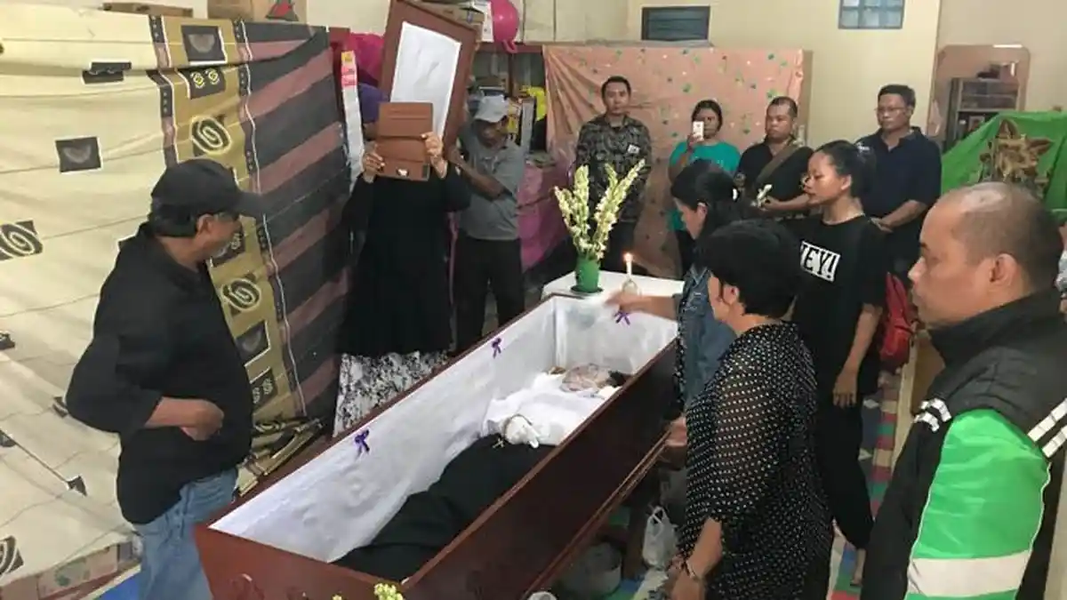 Ratusan Driver Ojek Online Kawal Pemakaman FX Febriantoro