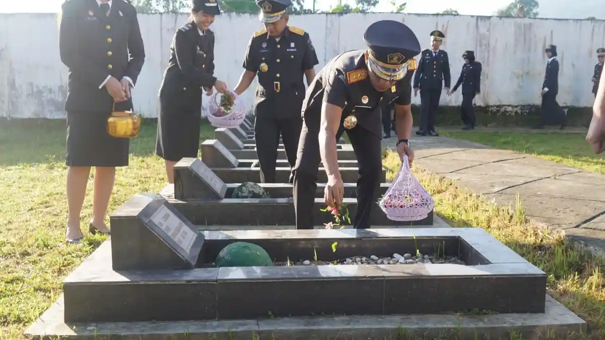 Jajaran Kemenkum Sulbar Tabur Bunga di TMP Patidi Mamuju Sambut Hari Pengayoman ke-80