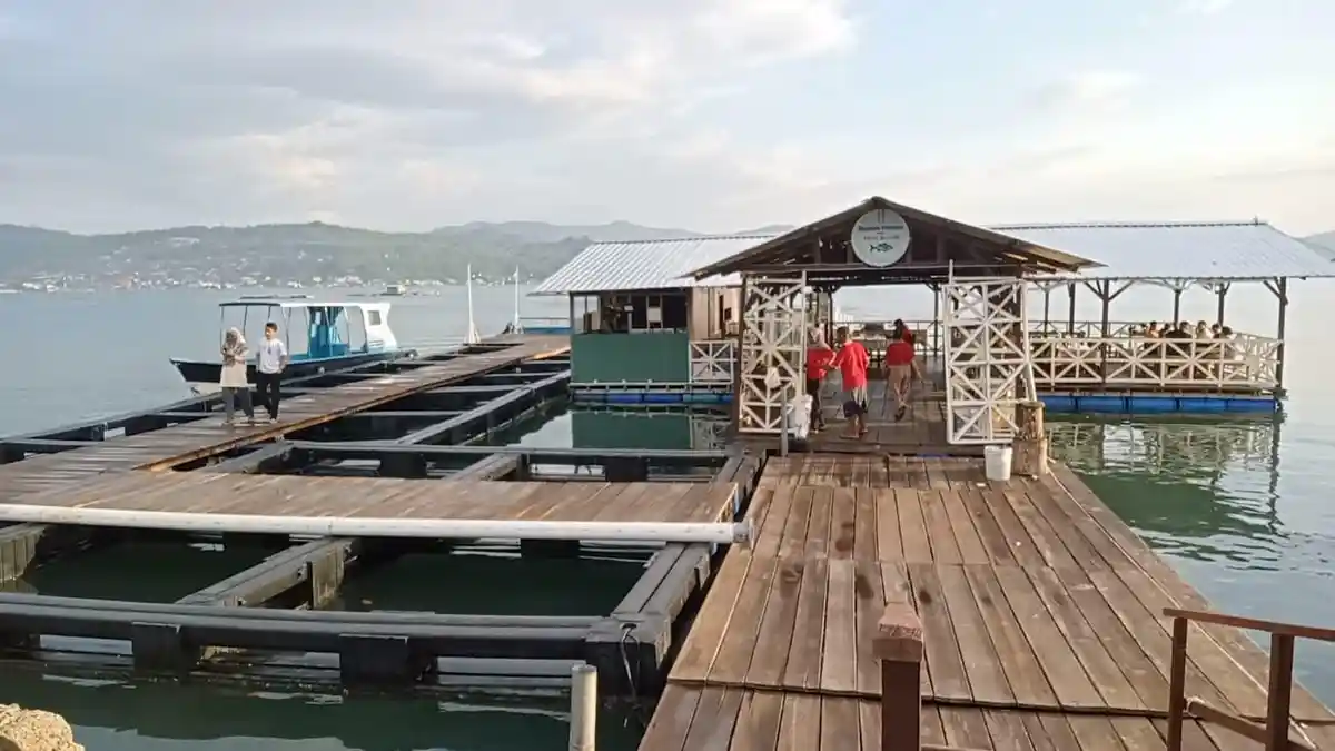Rasakan Pengalaman Kuliner Unik di Rumah Makan Apung Mina Bahari-Ambon