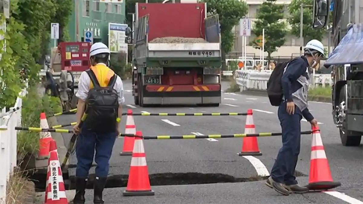 Amblas Jalanan Aspal Sedalam 2 Meter di Yokohama Jepang Gara-gara Proyek Kereta Api Bawah Tanah