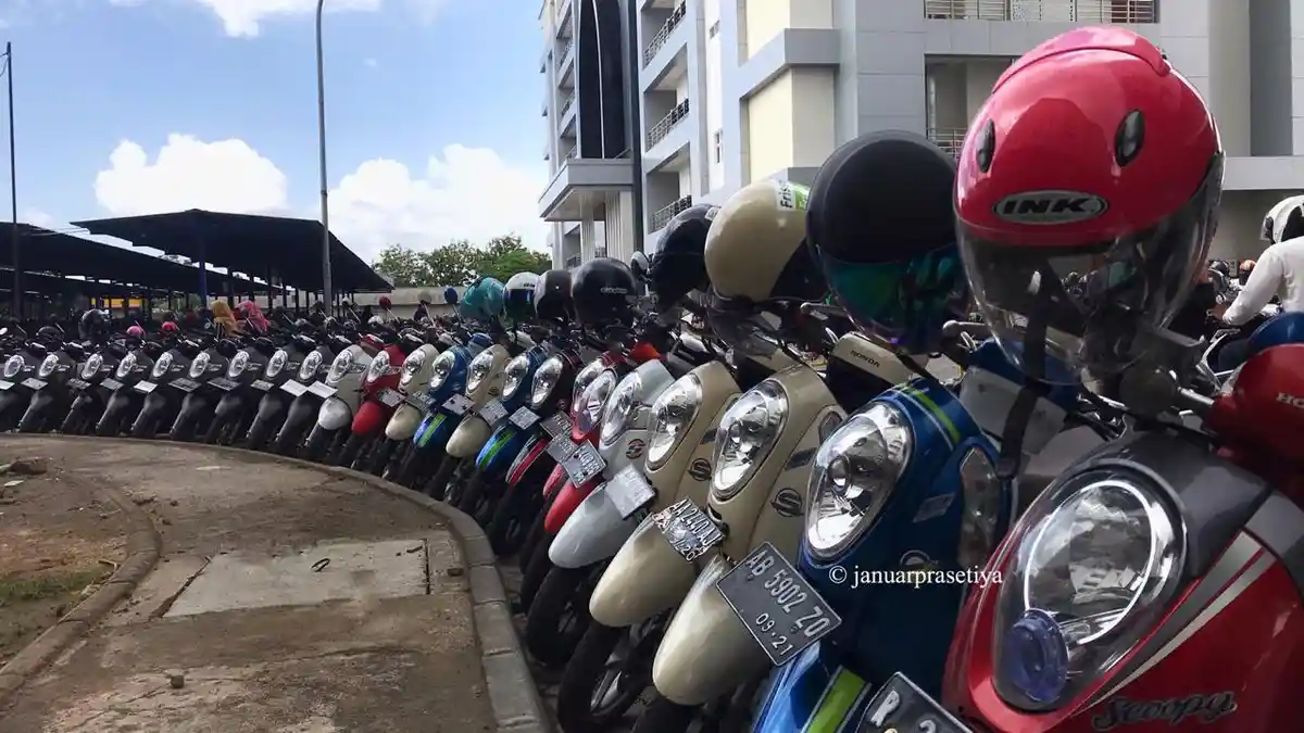 Viral : Motor Tertata Rapi Sesuai Jenisnya di Kampus IV Universitas ...
