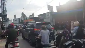 Jalan-Raya-Pengasinan-Sawangan-Macet-jelang-berbuka-puasa.jpg