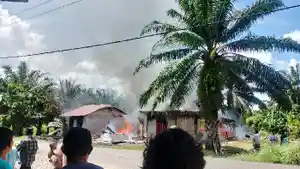 Tiga-rumah-warga-di-Gampong-Sigleng-Kecamatan-Trumon-terbakar.jpg
