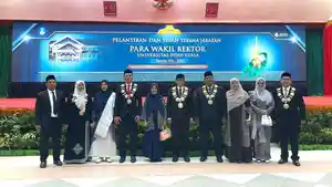 Prof-Mirza-Tabrani-foto-bersama-usai-melantik-empat-wakil-rektor-periode-2026-2031-di-AAC.jpg