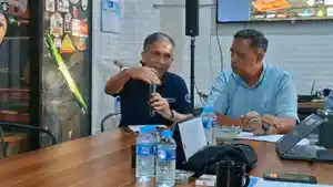 Pelaksana-dari-Gazpoll-Racing-Team-Ervin-Maladjong-bersama-IMI-Kalsel.jpg