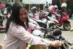 warga-mendatangi-SPBU-Kebonsari-Surabaya-untuk-membuat-pelaporan-keluhan-motor-brebet.jpg