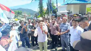 UNJUK-RASA-Massa-berunjuk-rasa-di-depan-DPRD.jpg