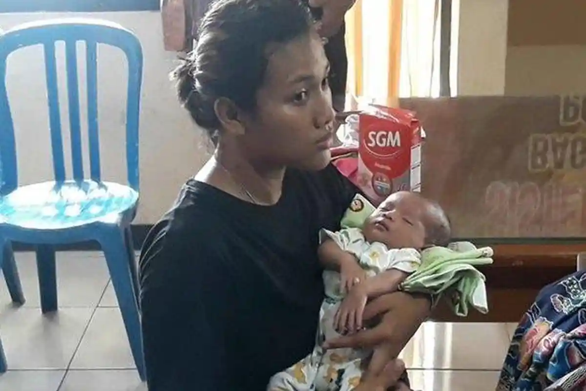 GEGER Bayi 3 Minggu Ditemukan Dalam Kardus & Sepucuk Surat: 'Saya Terpaksa Menaruh Anak Ini'