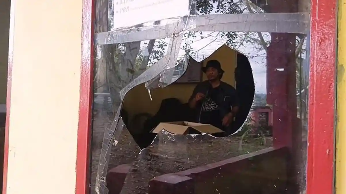BREAKING NEWS: Kantor Lurah Tolo' Selatan Jeneponto Dirusak Warga, Ada Apa?
