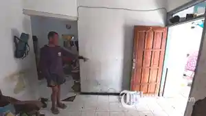 ilustrasi-BANJIR-di-malang-Suwarto-menunjukkan-bekas-ketinggian-air-yang-merendam-rumah.jpg