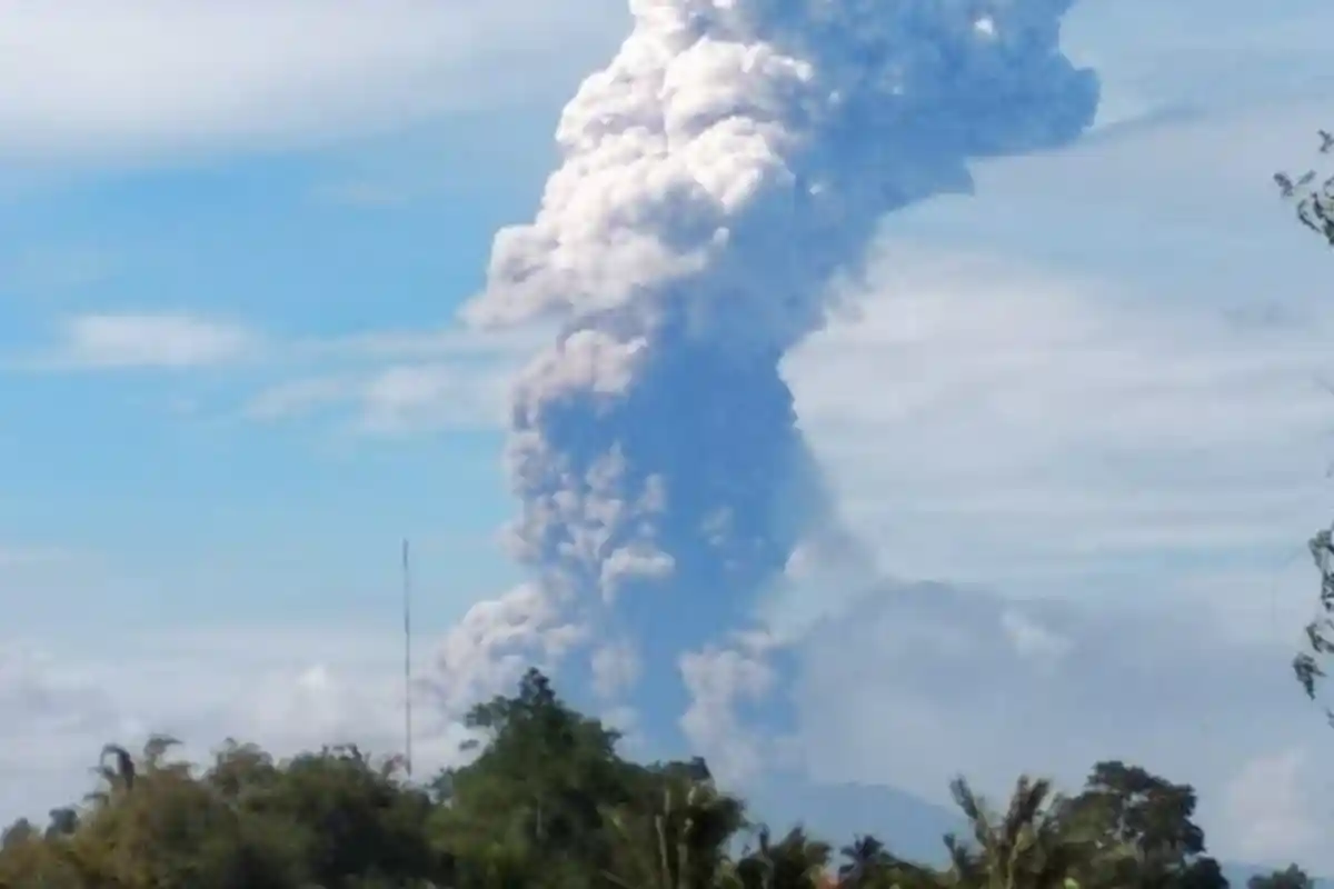 Gunung Soputan Keluarkan Abu Vulkanik Mencapai 4.000 meter, Status Jadi Siaga