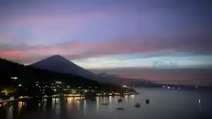 keindahan-sunset-yang-menjingga-di-balik-gunung-agung.jpg