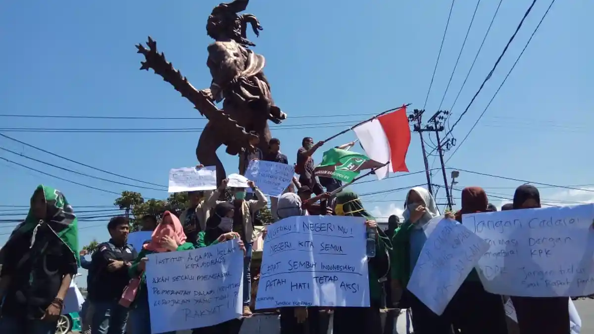 Mahasiswa BMr Bersatu Peduli Demokrasi Demo Minta DPRD Dukung Pembatalan RKUHP dan RUU KPK