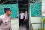 Polisi-olah-TKP-rumah-pasutri-lokasi-pembuhuhan-di-Jalan-Serayu-Nomor-54-Panderejo-Banyuwangi.jpg