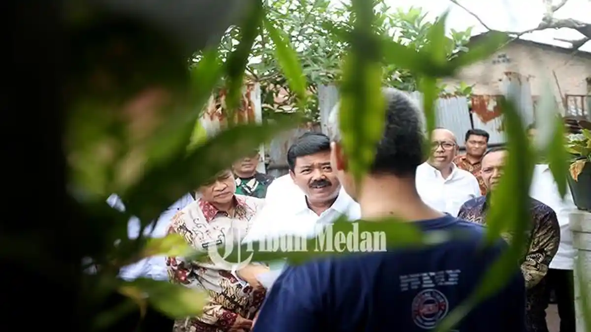 Berita Foto: SANKSI Berat, Wali Kota Medan Bobby Nasution Peringatkan ASN Jika Bantu Mafia Tanah - 18122023_PEMBAGIAN-SERTIFIKAT-TANAH_ABDAN-SYAKURO-4.jpg