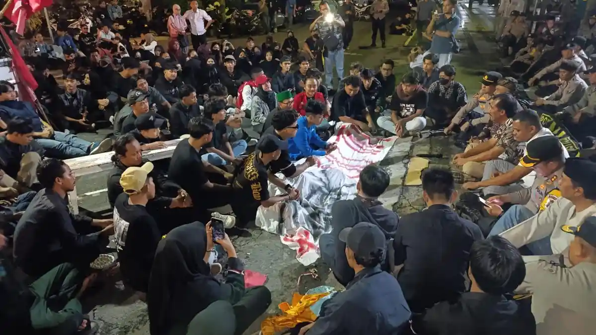 Mahasiswa di Blitar Gelar Aksi Tolak UU TNI di DPRD, Ini Daftar Tuntutannya