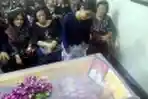 Pemakaman Petugas Pajak yang Tewas Ditikam