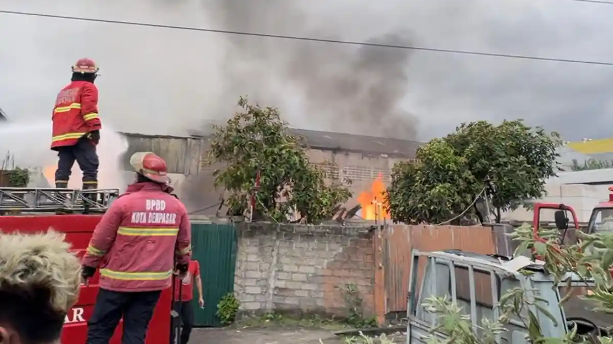 LOMPAT Pagar! Korban Kebakaran Selamatkan Diri, Pagar Gudang Gas Elpiji Diduga Digembok dari Luar!
