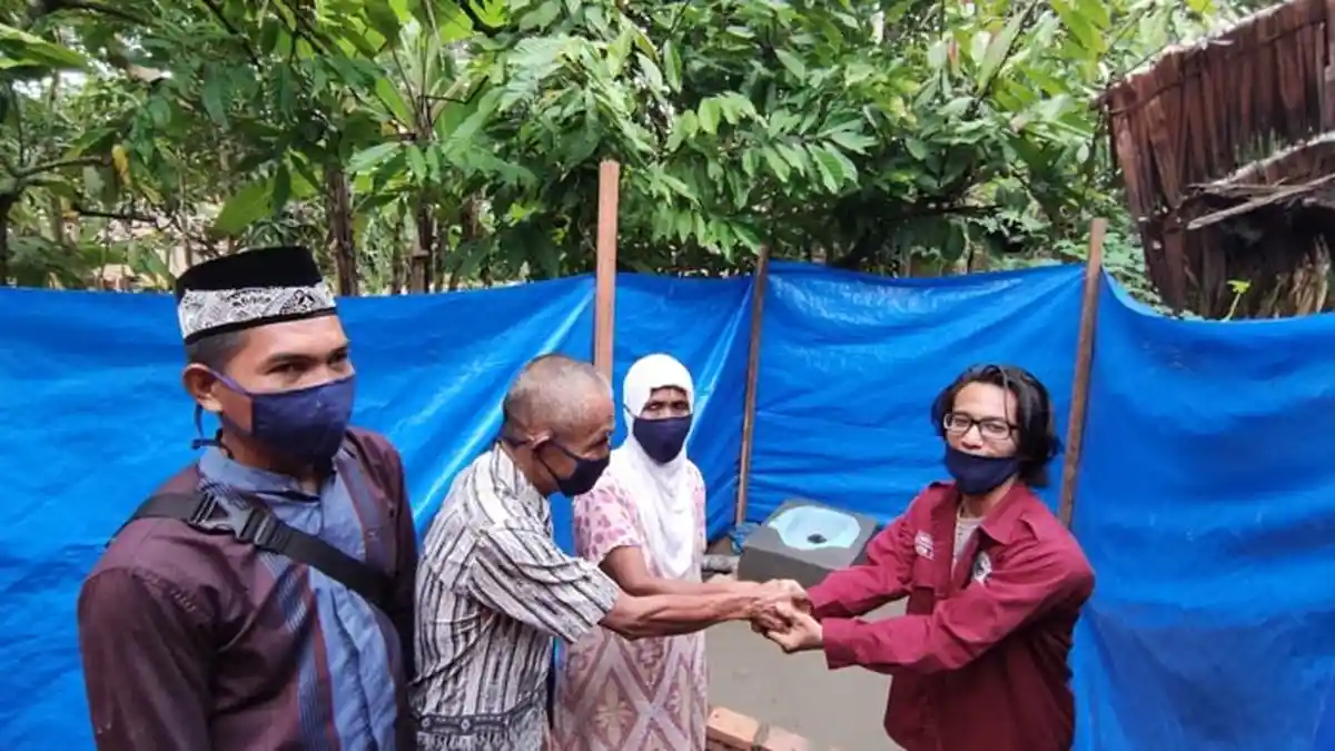 Puluhan Tahun BAB di Parit, Tangis Kek Gumun Pecah Menerima Bantuan Pemuda di Aceh Tamiang 