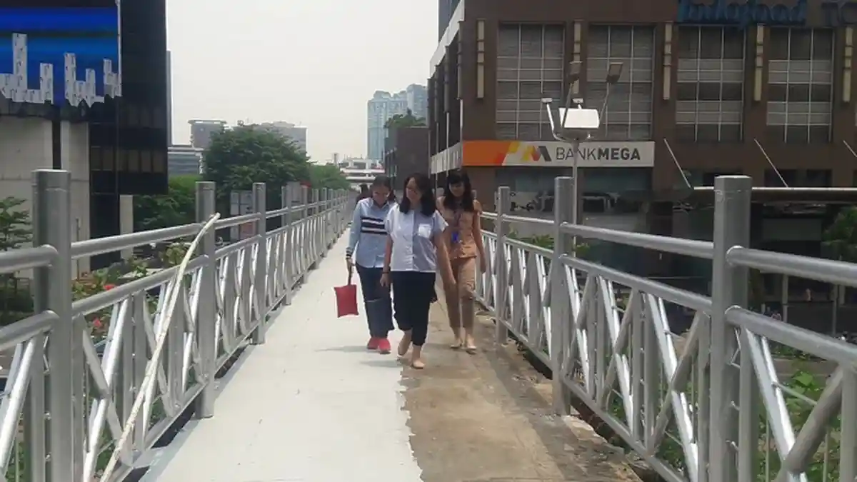 VIDEO: Anies Perintahkan Copot Atap JPO, Pejalan Kaki Kesal