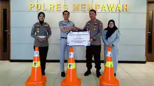 menyerahkan-bantuan-sarana-Keselamatan-Lalu-Lintas-melalui-program-Tanggung.jpg