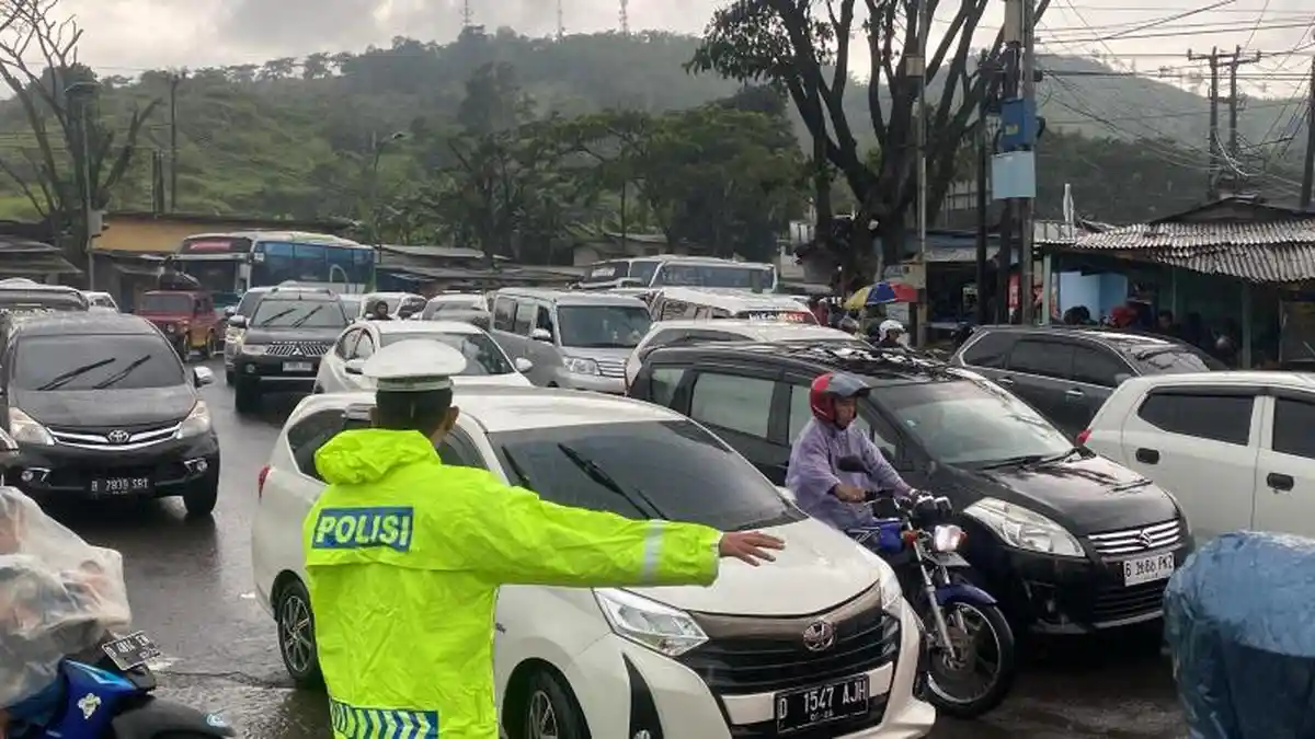Hari Ini Puncak Arus Balik, Lalu Lintas di Jalur Lingkar Barat Nagrek Bandung Padat
