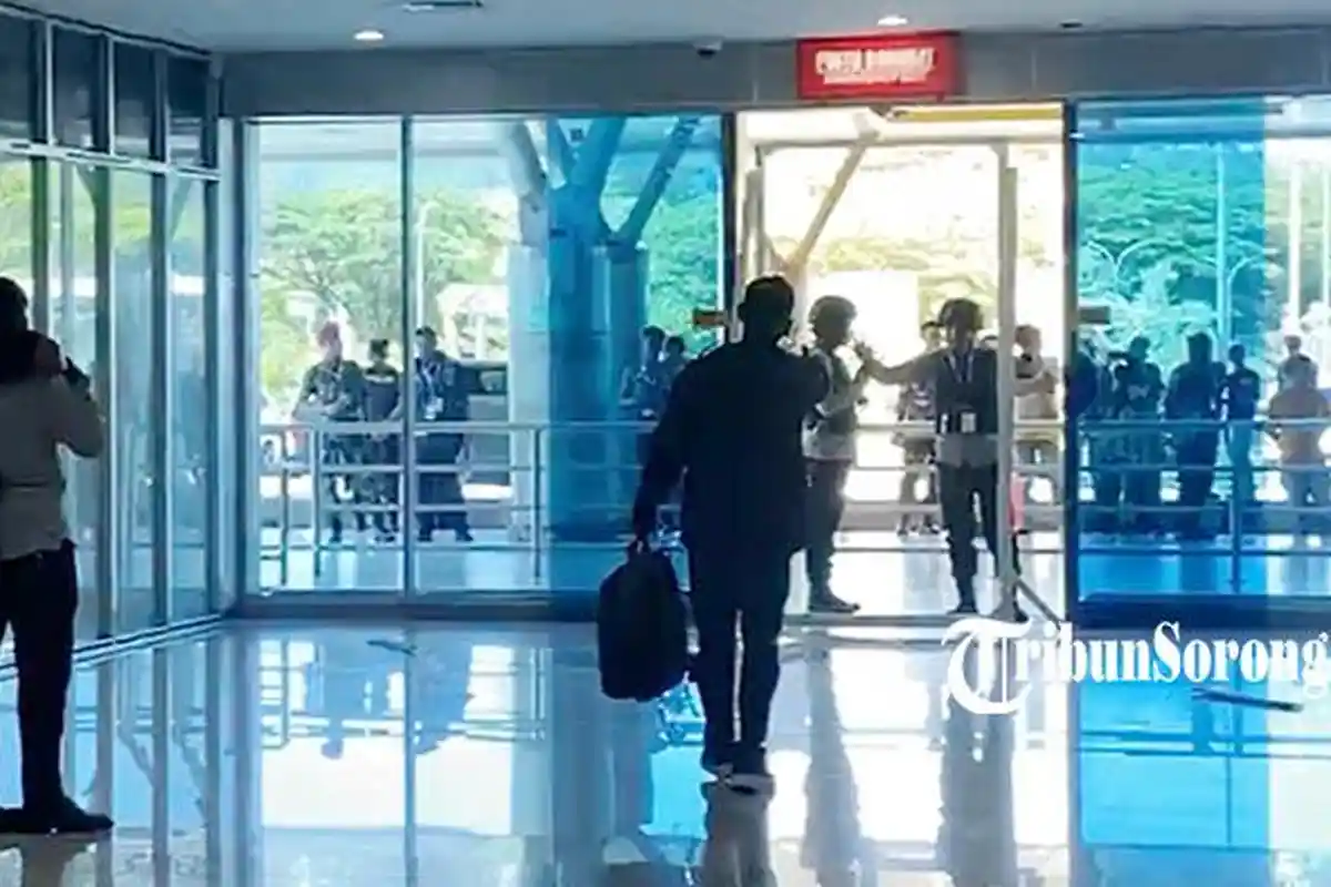 2 Orang Bersenjata Api Sandera Paslon Kepala Daerah di Bandara DEO Sorong, Simulasi Darurat Merah